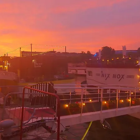 With Balcony * パリ